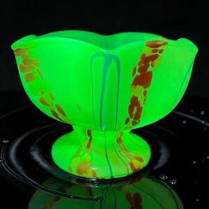 GLOWS Steinwald Kralik Bohemian Splatter Glass Knuckle Vase Art Deco Czech